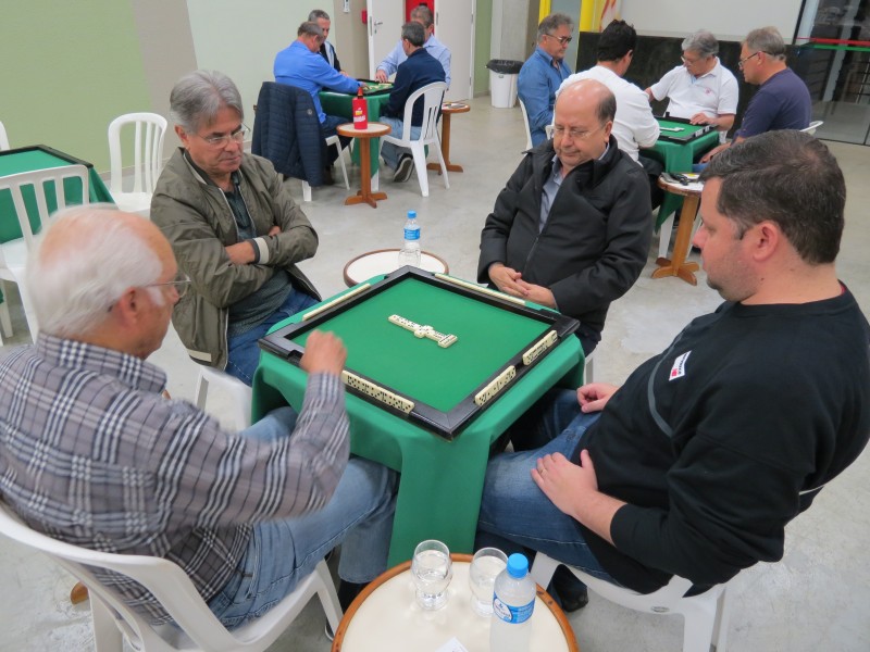 Paulo e Lair voltam à liderança do Campeonato de Dominó Masculino -  Mampituba