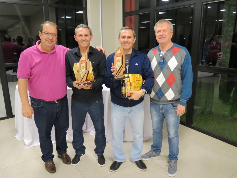 Paulo e Lair voltam à liderança do Campeonato de Dominó Masculino -  Mampituba